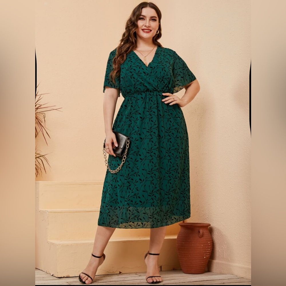 🍃Lovely floral dress in beautiful green with a flattering flowy fit.